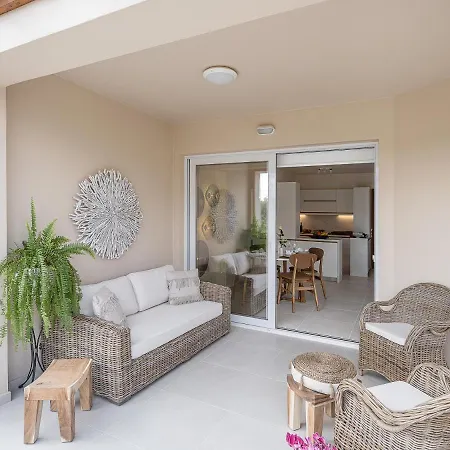 Calmaliving Seaside With Pool