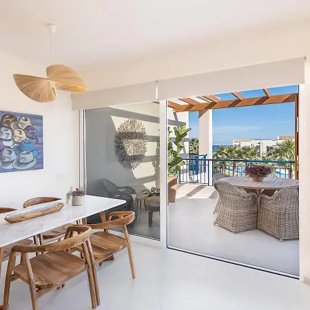 Calmaliving Seaside With Pool