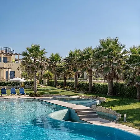 Calmaliving Seaside With Pool
